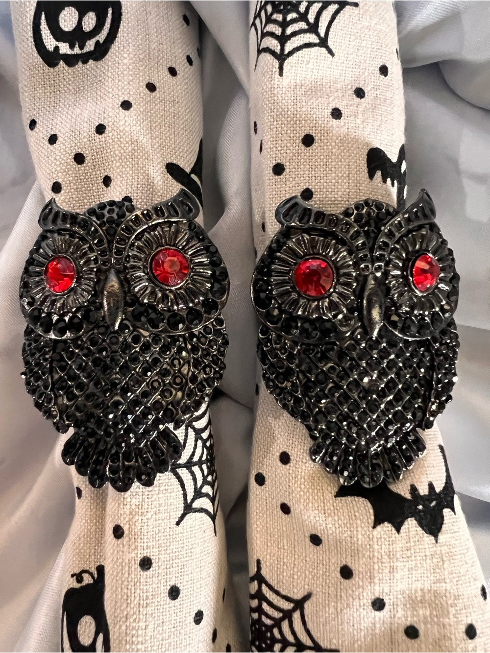 TWO Tahari Black Owl Napkin Rings with Red Gem Eyes with 2 Nicole Miller Napkins